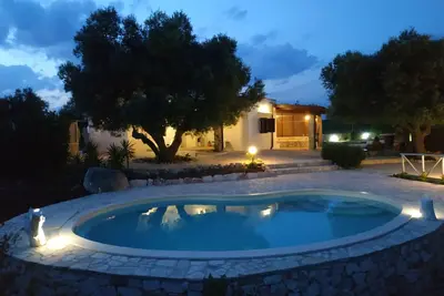 Image de Piscine Trullo \"Amar\" dans le maquis méditerranéen