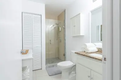 Image de Nouveau, élégant à 4 minutes à pied de la plage 7-Mile!