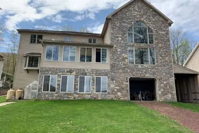 Image de Pocono Area Lakefront Estate, Great For Kids, Pontoon boat for rent, game room.