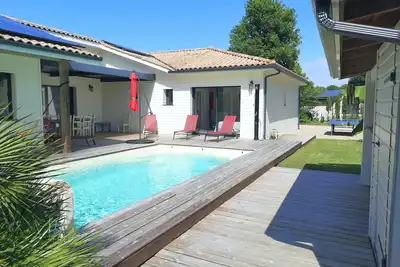 Image de Maison en bois avec piscine