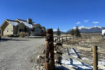 Image de Premier log home, 360 views, hot tub, fireplace & sauna.