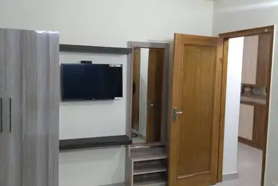 Image de Appartement entièrement meublé (trois chambres avec salle de bains et cuisine attenantes)