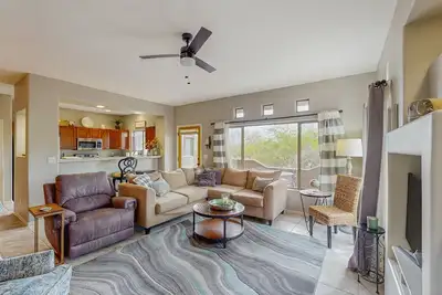 Image de Condo pour chiens Oro Valley avec piscine partagée, bain à remous, grill et salle de fitness.