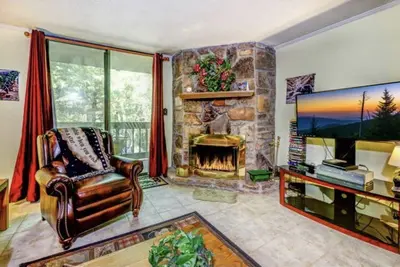 Image de Retraite paisible • Surplombant le ruisseau de montagne • Jacuzzi • Piscine • Cascade