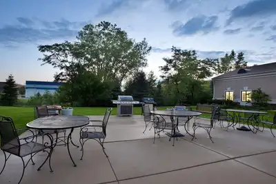 Image de Idéal pour les voyages d'affaires! Suite King Équipée avec Accès Piscine + Petit-Déjeuner Gratuit