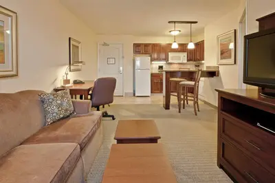 Image de Suite King Accessible | Petit-déjeuner gratuit, accès à la piscine + centre d'affaires sur place