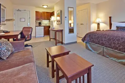 Image de Studio pour malentendants | Petit-déjeuner gratuit, accès à la piscine + centre d'affaires sur place