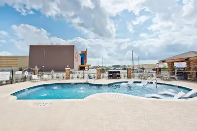Image de Suite accessible aux personnes malentendantes avec petit-déjeuner quotidien gratuit! Accès à la piscine inclus