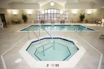 Image de Suite pour malentendants avec petit-déjeuner quotidien gratuit | Accès au gymnase 24h / 24, piscine + bain à remous partagé