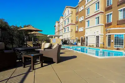 Image de Suite près du centre-ville de San Jose avec petit-déjeuner gratuit | Piscine extérieure + navette gratuite