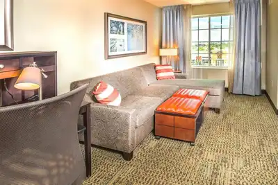 Image de Suite climatisée accessible aux personnes malentendantes | Accès à la piscine intérieure + petit déjeuner gratuit!