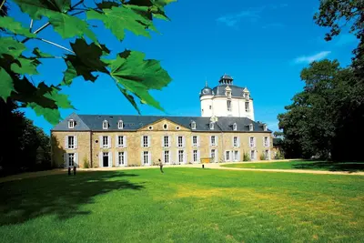 Image de Studio avec Cuisine Equipée dans la Tour du Château! Accès Piscine Saisonnière