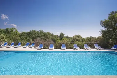 Image de Appart Duplex en Provence | Accès Piscine Saisonnière + Wi-Fi Gratuit!
