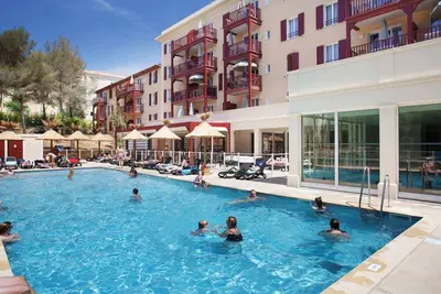 Image de Appartement avec Wi-Fi Gratuit | 10 minutes de la plage à pied!