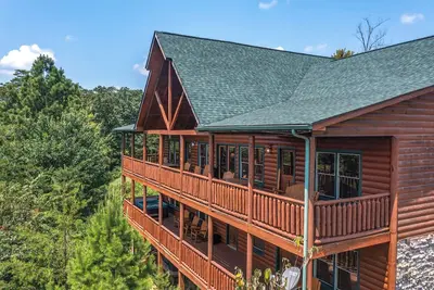Image de Au moment où vous arrivez dans ce luxueux chalet Pigeon Forge, vous profiterez d'une vue imprenable sur les magnifiques Great Smoky Mountains et en entrant par la porte d'entrée, vous serez submergé par l'opulence rustique de ce paradis de vacances!
