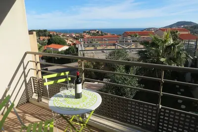 Image de El Nui, le nid, est l'endroit idéal pour siroter du vin et profiter de la Méditerranée