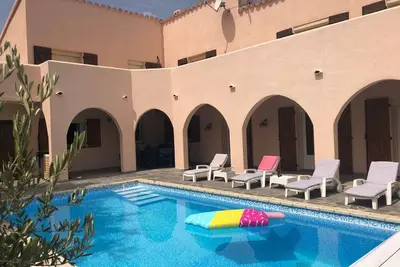 Image de Charmante villa individuelle: serre, véranda, terrasses, grand jardin & piscine