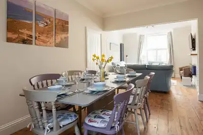 Image de Heron Cottage, 8 New Street. Maison de ville spacieuse dans la vieille ville de Padstow