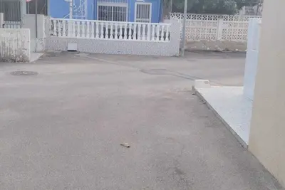 Image de Maison typique espagnole dans coin tranquille avec deux terrasses