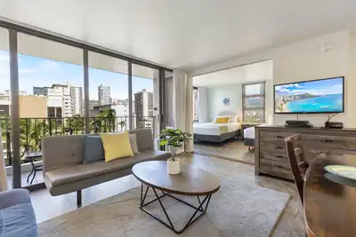 Image de Light & Airy 8th Floor Ocean View Condo with Lanai and Free Parking!