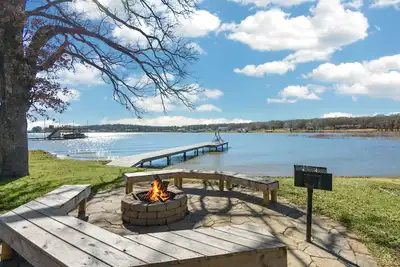 Image de Waterfront Cottage w / immense terrasse, terrasse et porche pour profiter de la belle eau!