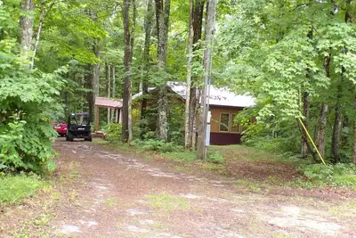 Image de Pas 1 mais 2 cabines situées dans la forêt de Hiawatha dans le Haut Michigan