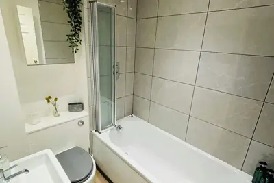 Image de Gorgeous place, Amazing location right in the city, free parking. Sleeps four.