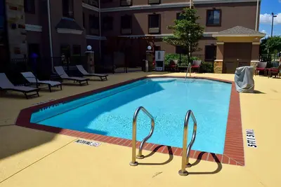 Image de Piscine extérieure + petit déjeuner gratuit | Centre d'affaires 24 heures + centre de fitness