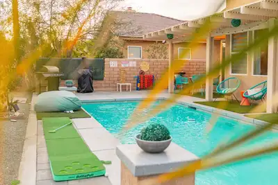 Image de Maison de charme avec piscine privée et vue