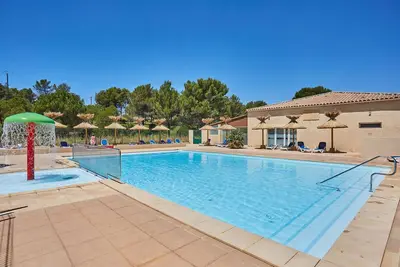 Image de Espace Confortable avec Accès au Court de Tennis | Accès Piscine Extérieure Durant l'Été