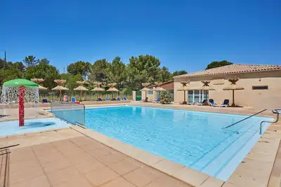 Image de Accès Piscine Extérieure Saisonnière | Espace Confortable avec Accès au Court de Tennis