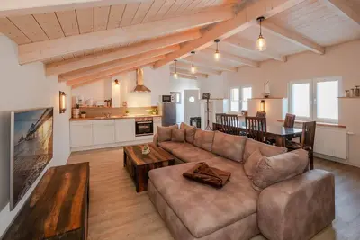 Image de Fantastique appartement près de la plage avec bain à remous extérieur, WiFi et parking