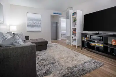 Image de Superbe nouvelle rénovation lumineuse, niveau unique, 3 pâtés de maisons jusqu'à Max, à 20 miles du centre-ville de Portland