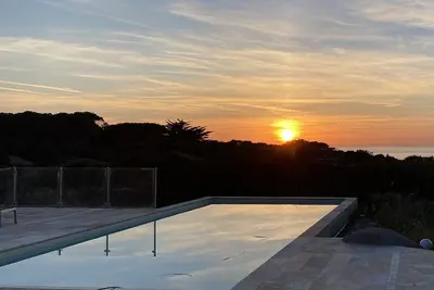 Image de Appartement dans la verdure avec vue fantastique sur la mer et piscine