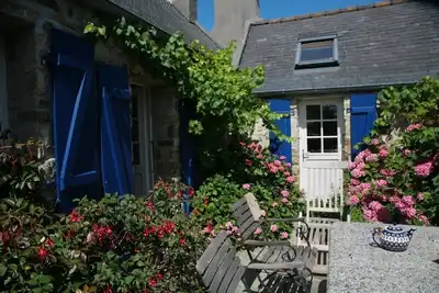 Image de Cap de la Chevre, Kerdreux, maison romantique en pierre, à 7 minutes à pied de la mer