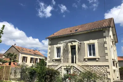 Image de Maison de ville au calme avec jardin.