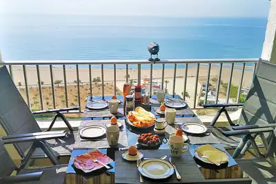 Image de Appartement avec vue imprenable sur la mer en première ligne de plage pour 5 personnes