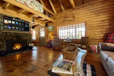 Image de Rocky Woods Cabin situé sur 40 acres dans un pittoresque village de pêcheurs du Maine