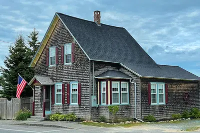 Image de Cottage victorien dans le port d'hiver DownEast avec vue sur l'océan, vastes jardins