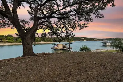 Image de Accueil Waterfront avec terrasses spacieuses et plus avec rampe de bateau de quartier