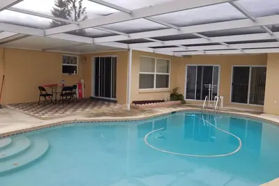 Image de Ma maison a3 ch, 2. 5 salles de bain avec piscine extérieure; il a un bain à remous pour que vous puissiez en profiter