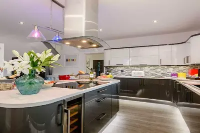 Image de Villa ultra luxueuse avec bain à remous privé, salle de jeux et 3 salles de bains.