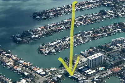 Image de Unité 2 chambres / 2 salles de bain récemment rénovée avec vue sur l'eau à une promenade de Clearwater Beach!