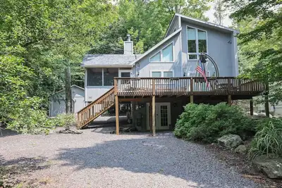 Image de Nouveau! Accueil dans Hideout: confortable, propre, près du lac, de la piscine, des pistes de ski et plus encore!