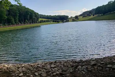 Image de Belle propriété avec vue sur le lac nichée dans les pins à 79 miles au nord de Pittsburgh.