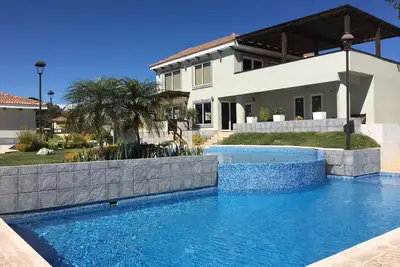 Image de Guatemala City-Gated, nouveau, 3 piscines et sécurité 24 heures
