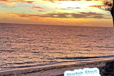 Image de Magnifiquement rénové avec une courte promenade à la plage!