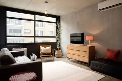Image de ENTREPÔT Boutique 2bd Apt - King Bed - Restaurants Impressionnants Kingston Cafes
