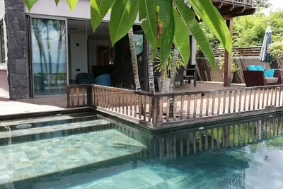 Image de villa individuelle surplombant la mer, quartier calme, piscine, jacuzzi, jardin