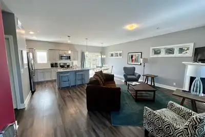 Image de Condo nouvellement construit, avec accès à la piscine 1/2 mile du lac Michigan!
